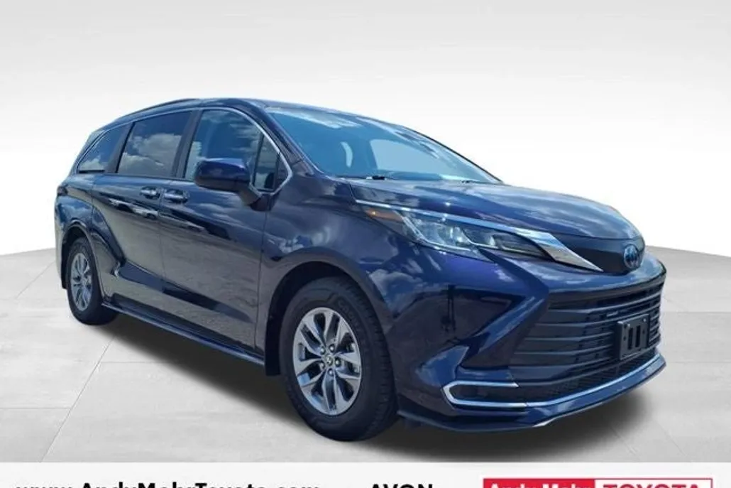 2022 Toyota Sienna XLE photo 1