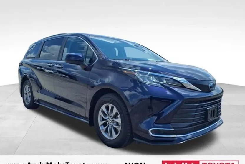 2022 Toyota Sienna XLE photo 1