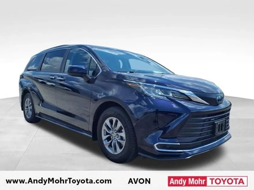 2022 Toyota Sienna XLE photo 1