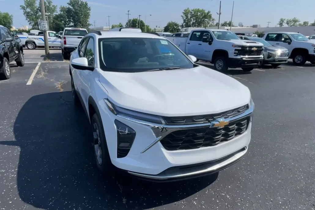 2025 Chevrolet Trax LT photo 1