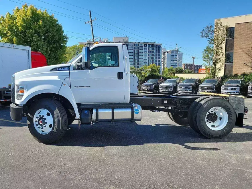 2025 Ford F-750 Regular Cab photo 1