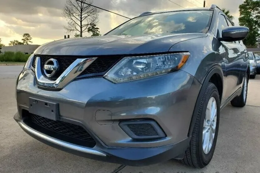 2015 Nissan Rogue SV photo 1