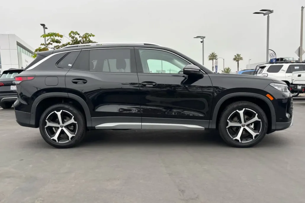2025 Volkswagen Tiguan SE photo 1