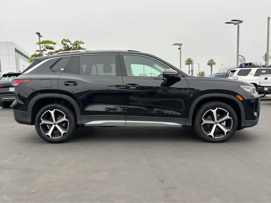 2025 Volkswagen Tiguan SE photo 1