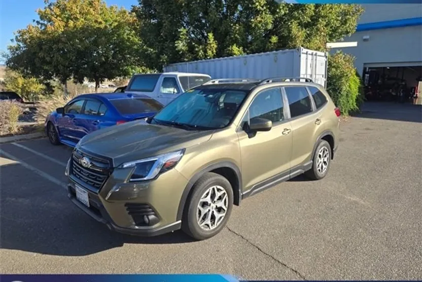 2022 Subaru Forester Premium photo 1