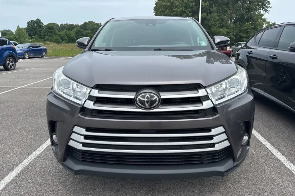 2017 Toyota Highlander LE Plus photo 1