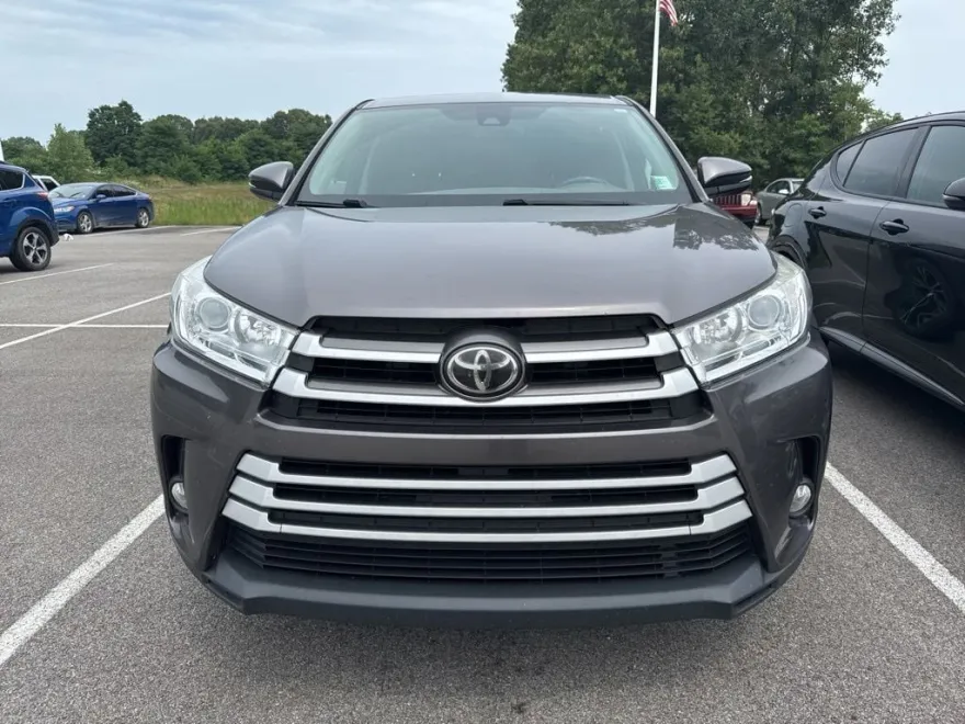 2017 Toyota Highlander LE Plus photo 1