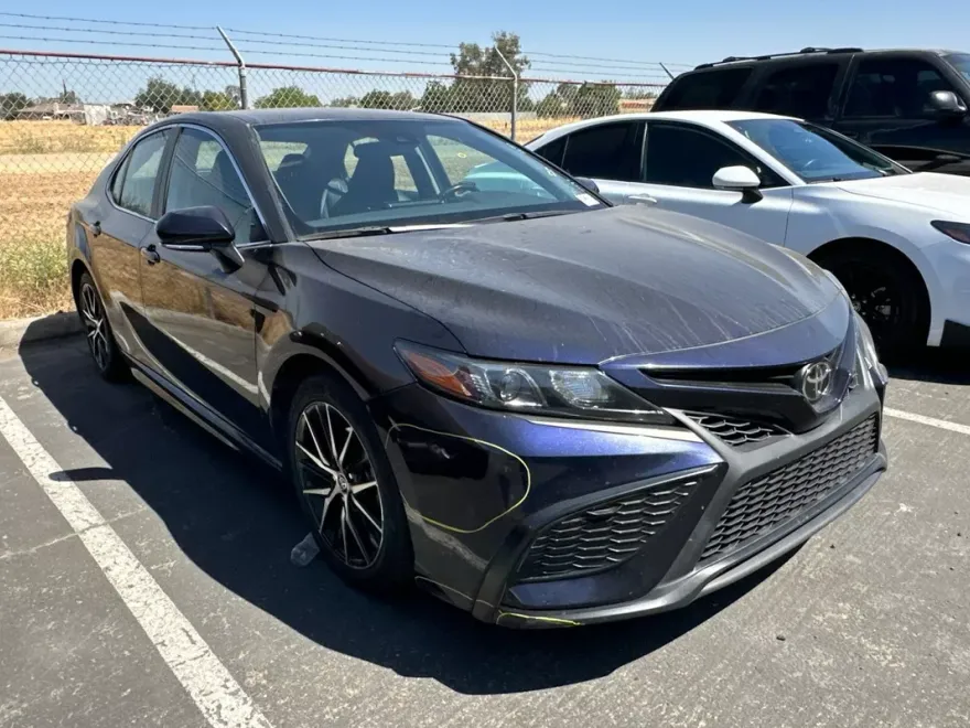 2022 Toyota Camry SE photo 1