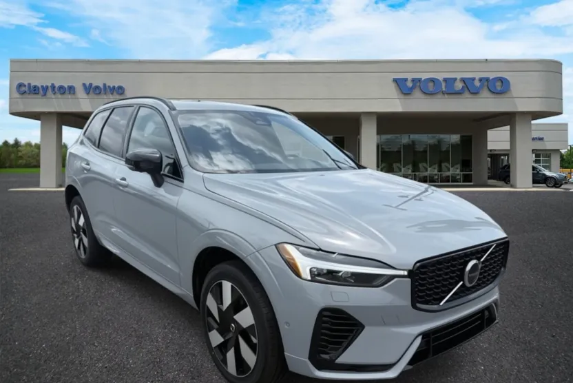 2025 Volvo XC60 Plus photo 1
