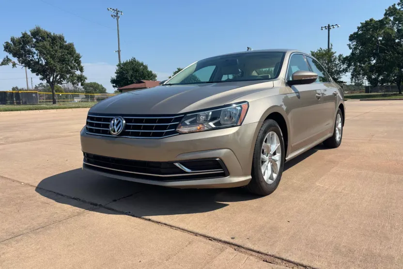2017 Volkswagen Passat S photo 1