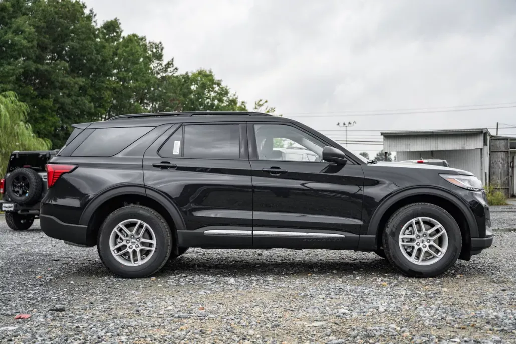 2025 Ford Explorer photo 1