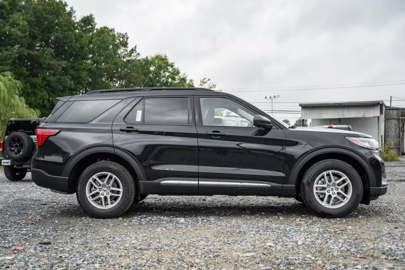 2025 Ford Explorer photo 1
