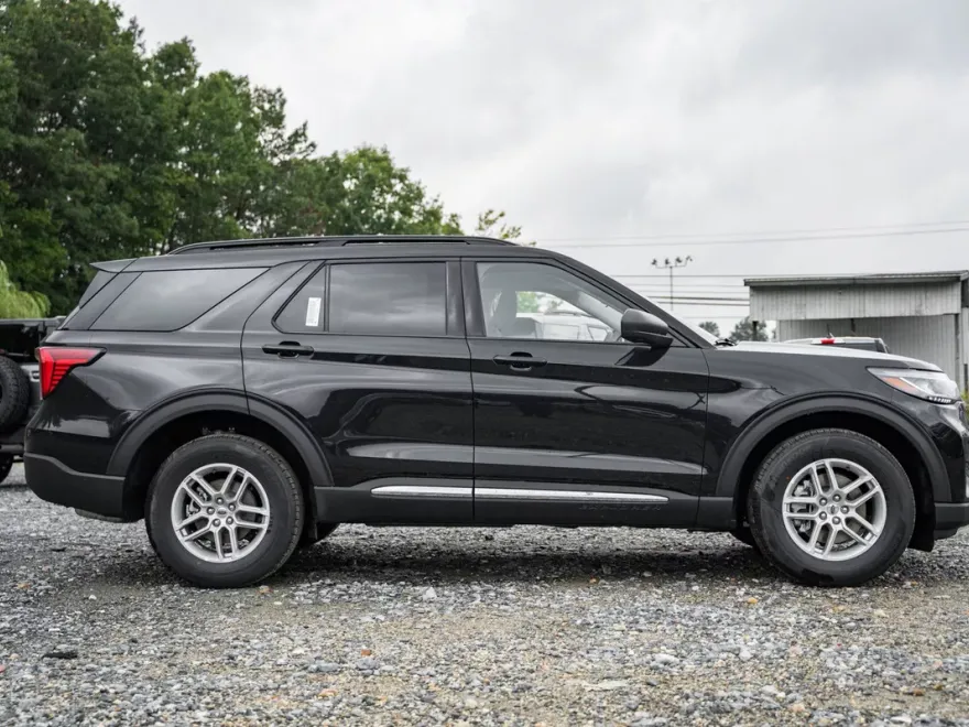 2025 Ford Explorer photo 1