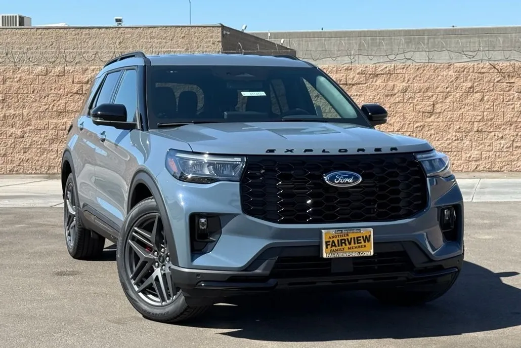 2025 Ford Explorer ST-Line photo 1