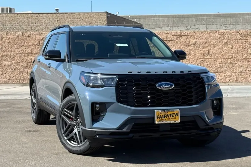 2025 Ford Explorer ST-Line photo 1