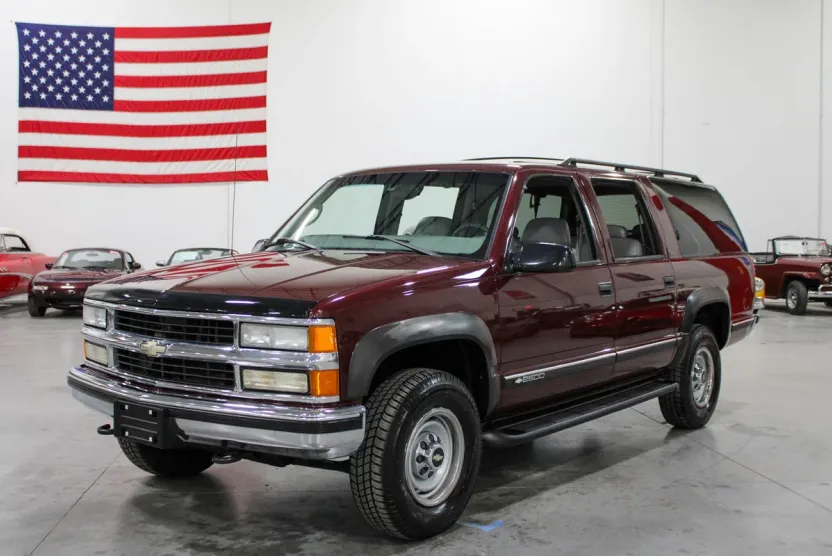1999 Chevrolet Suburban LT photo 1