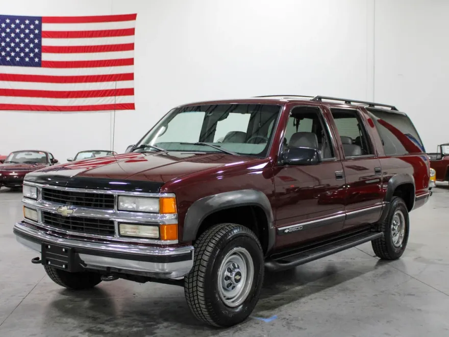 1999 Chevrolet Suburban LT photo 1