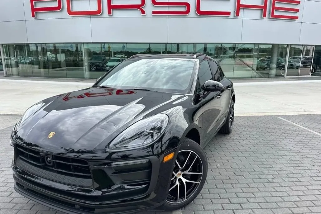 2025 Porsche Macan T photo 1