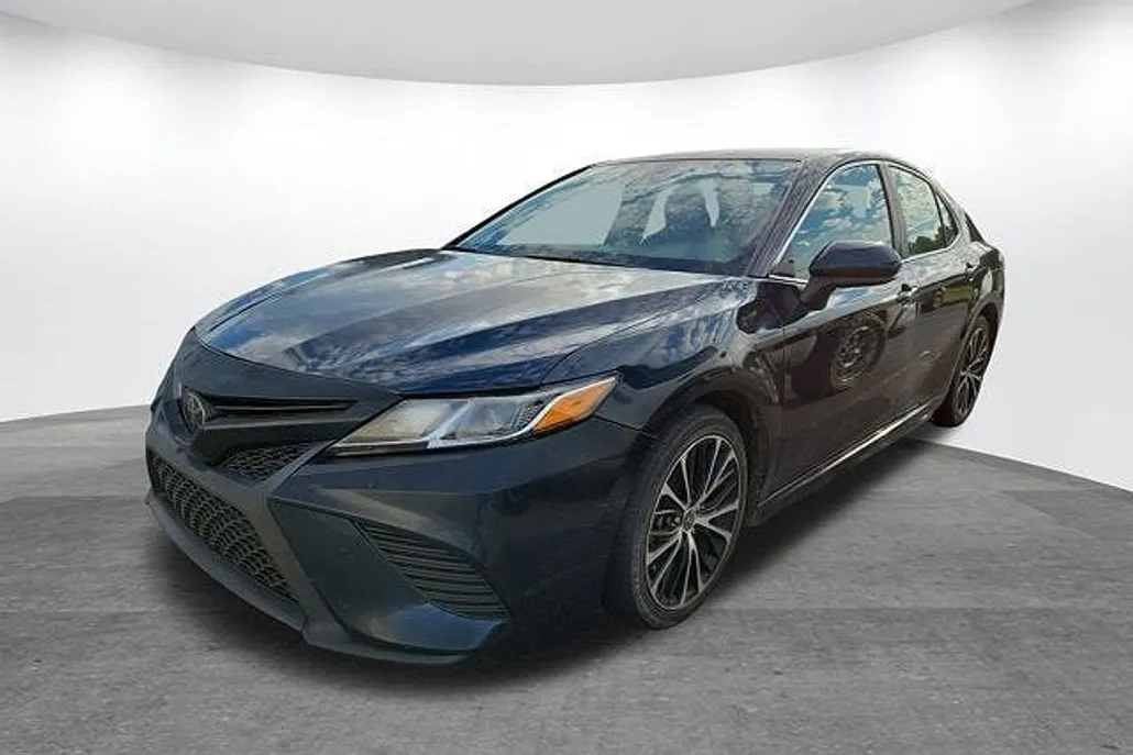 2020 Toyota Camry SE photo 1