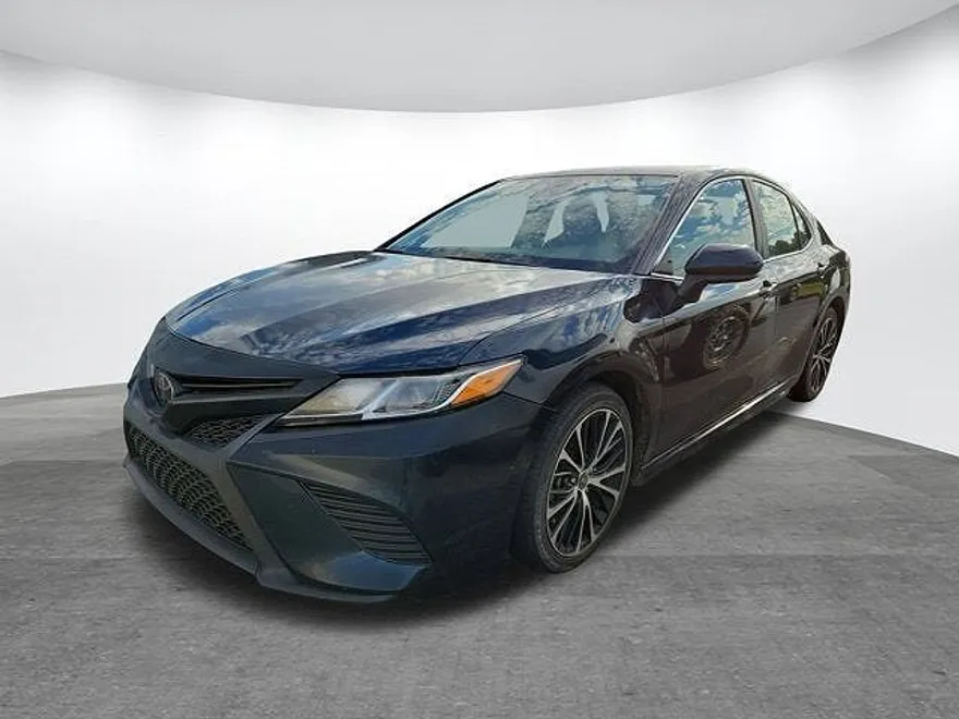 2020 Toyota Camry SE photo 1