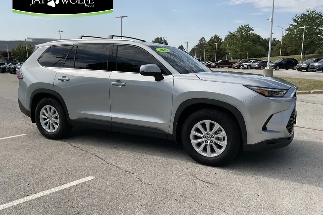2025 Toyota Highlander Hybrid XLE photo 1