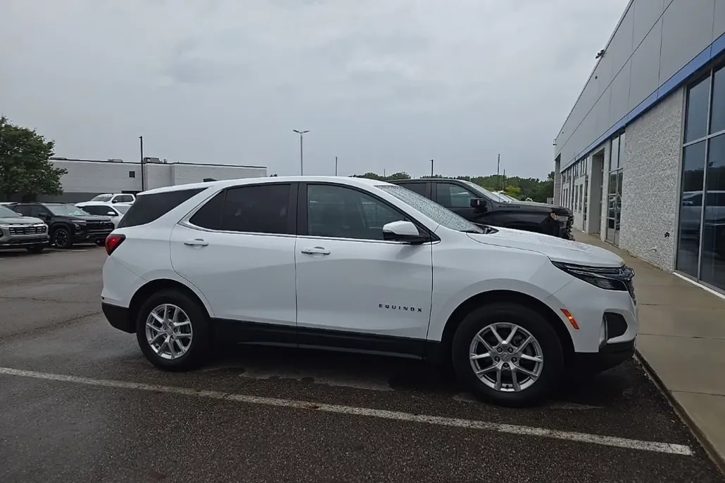 2024 Chevrolet Equinox LT photo 1