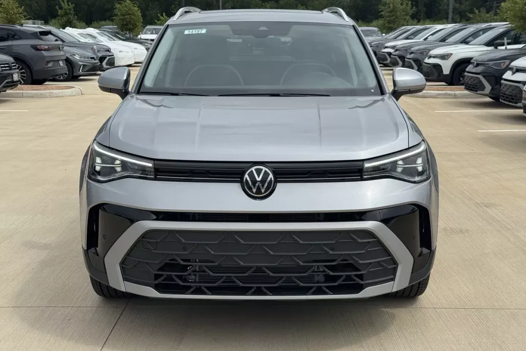 2025 Volkswagen Taos SE photo 1