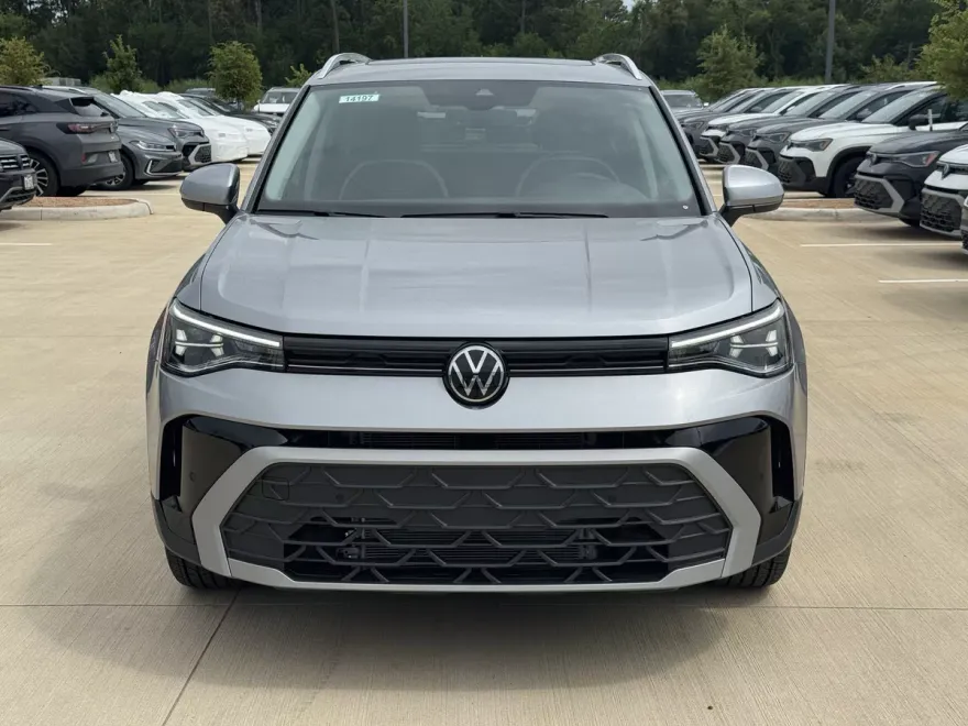 2025 Volkswagen Taos SE photo 1