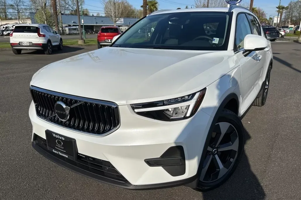 2025 Volvo XC40 Core photo 1