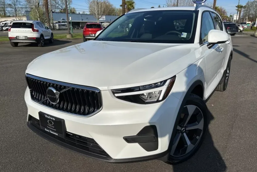2025 Volvo XC40 Core photo 1