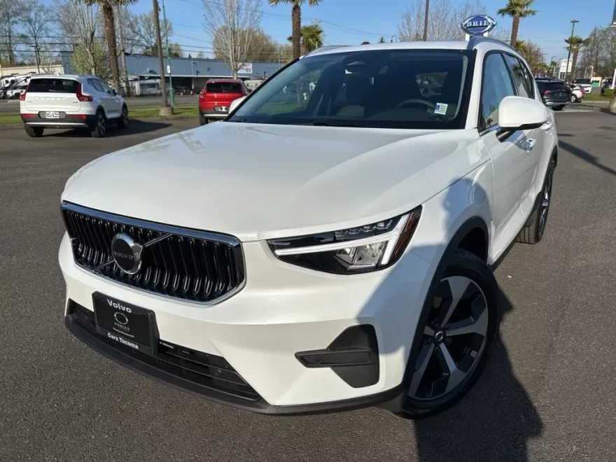 2025 Volvo XC40 Core photo 1