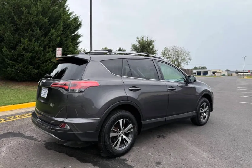 2017 Toyota RAV4 XLE photo 1