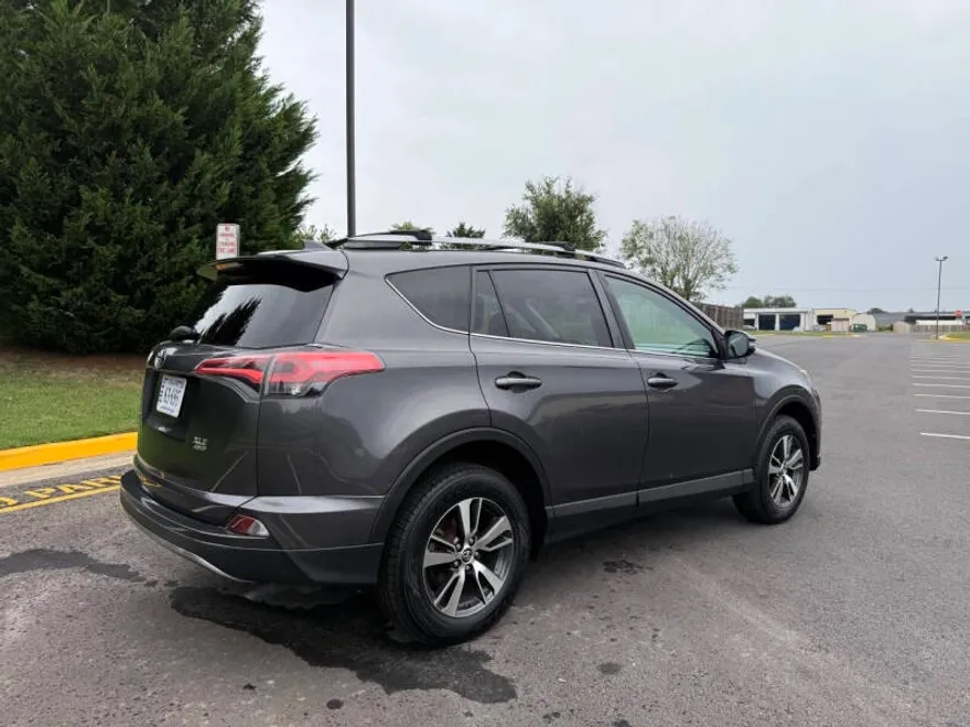 2017 Toyota RAV4 XLE photo 1
