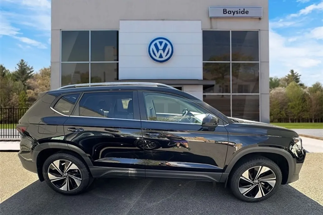 2025 Volkswagen Taos SE photo 1