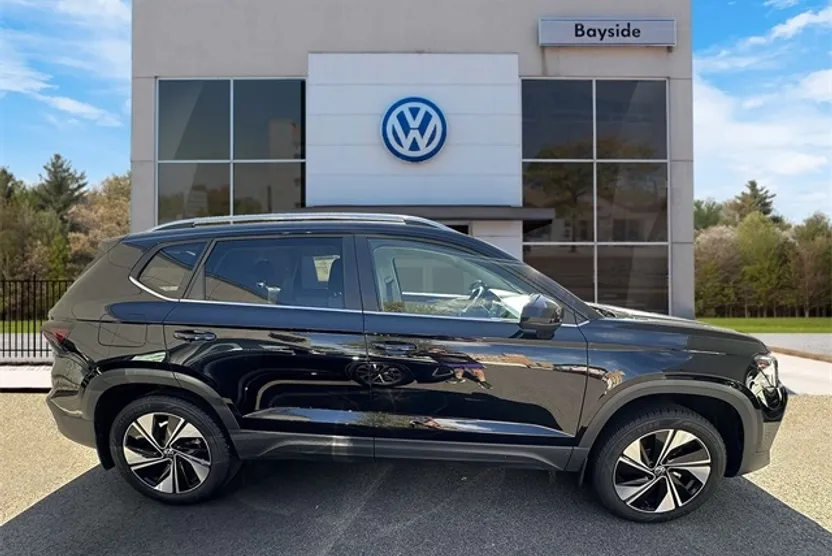 2025 Volkswagen Taos SE photo 1