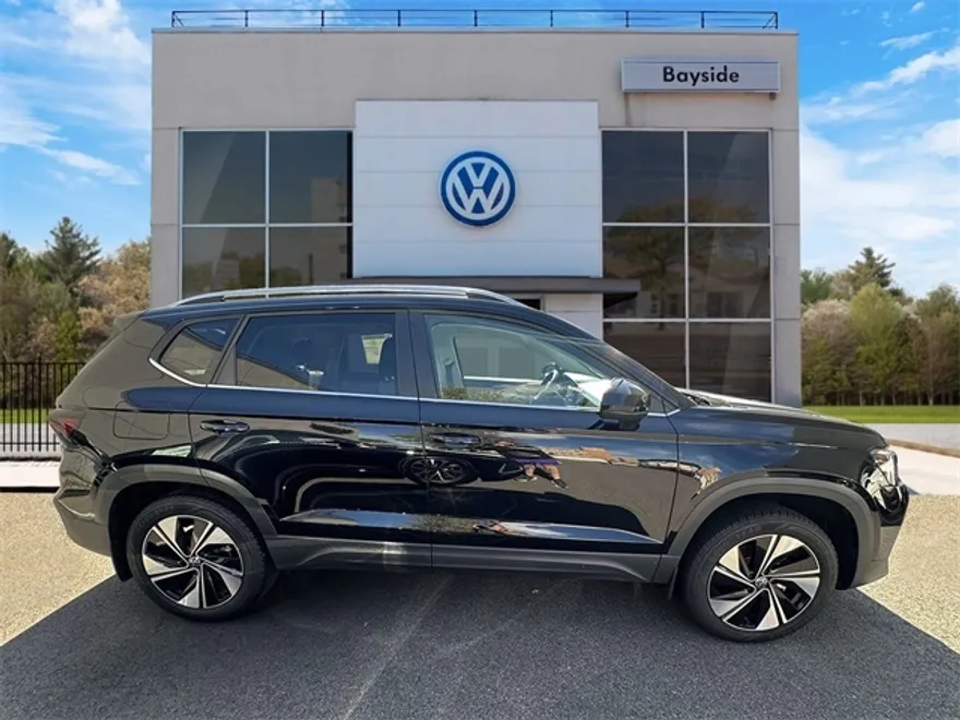 2025 Volkswagen Taos SE photo 1