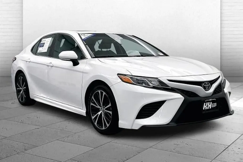 2018 Toyota Camry SE photo 1