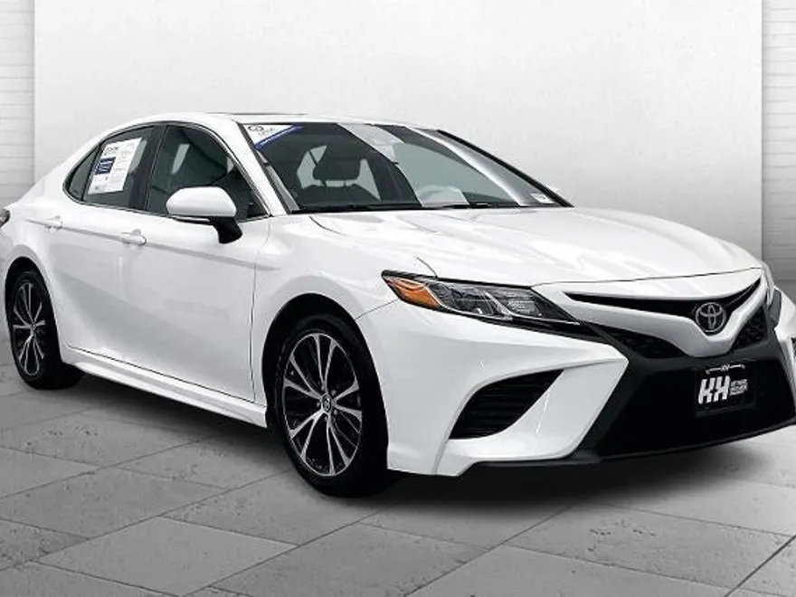 2018 Toyota Camry SE photo 1