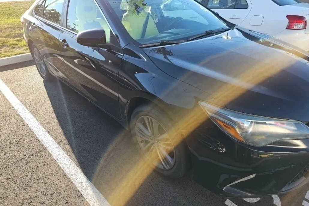 2017 Toyota Camry SE photo 1