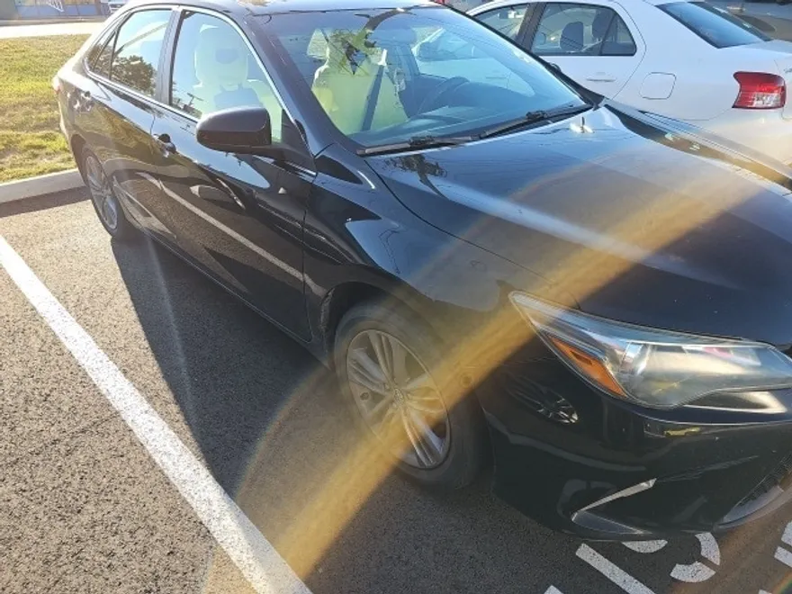 2017 Toyota Camry SE photo 1