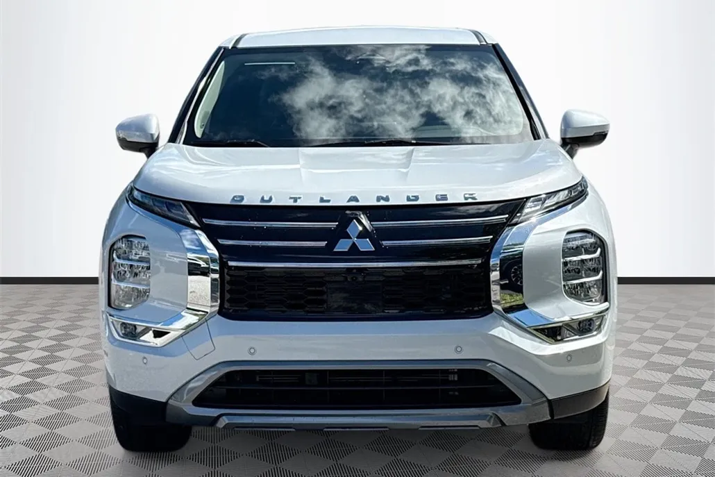 2025 Mitsubishi Outlander SE photo 1