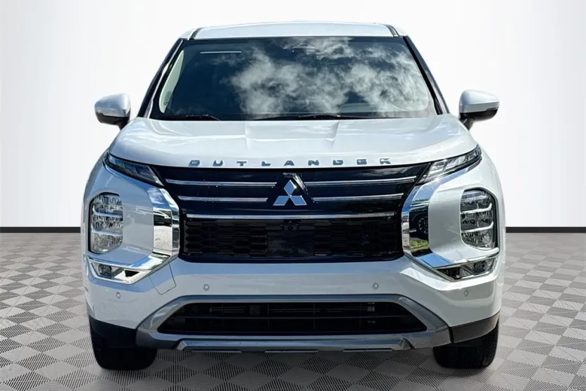 2025 Mitsubishi Outlander SE photo 1