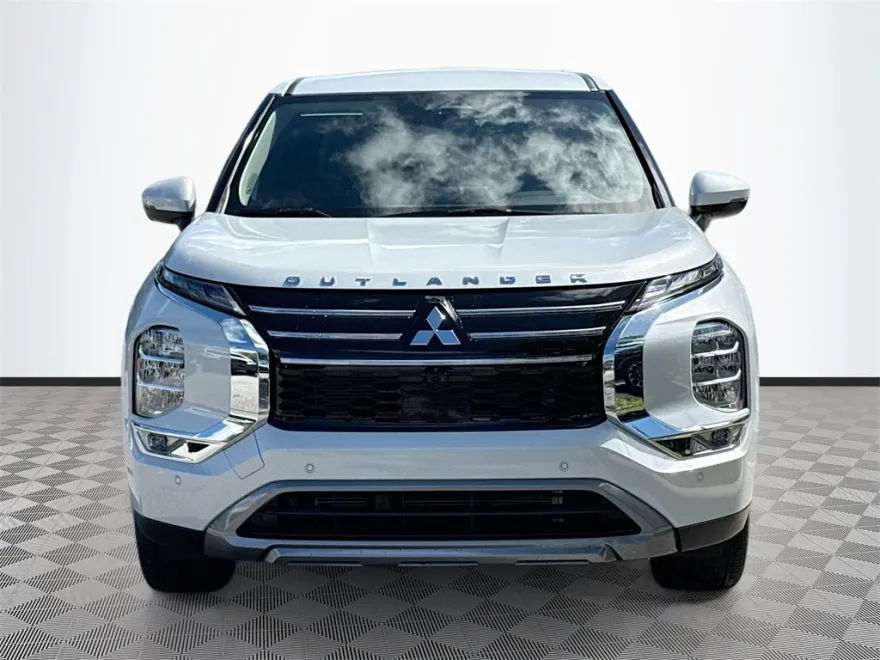 2025 Mitsubishi Outlander SE photo 1
