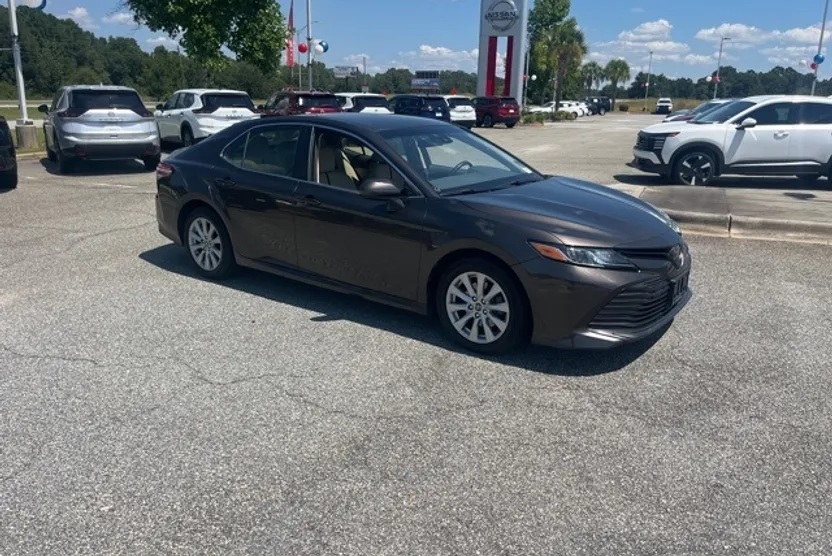 2018 Toyota Camry LE photo 1