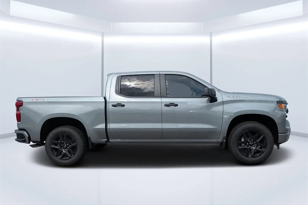 2026 Chevrolet Silverado 1500 Custom photo 1