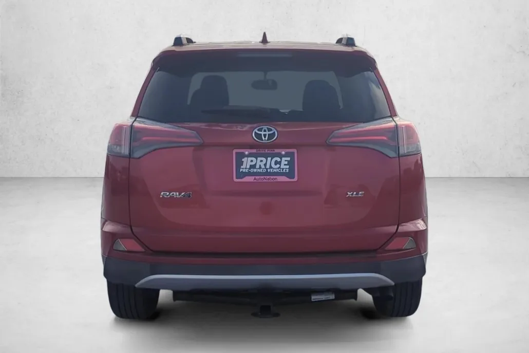 2016 Toyota RAV4 XLE photo 1