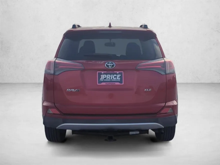 2016 Toyota RAV4 XLE photo 1