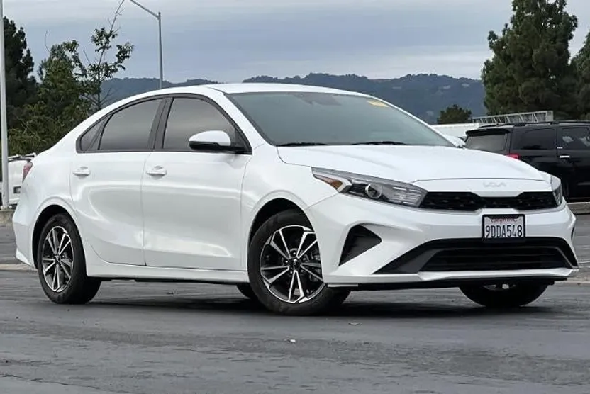 2023 Kia Forte LXS photo 1
