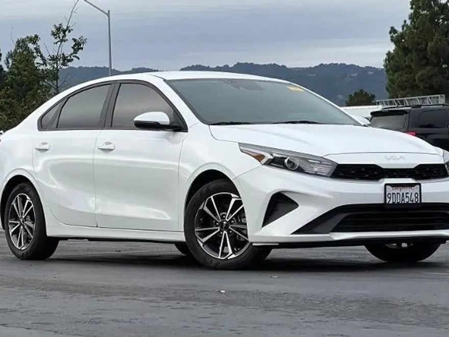 2023 Kia Forte LXS photo 1