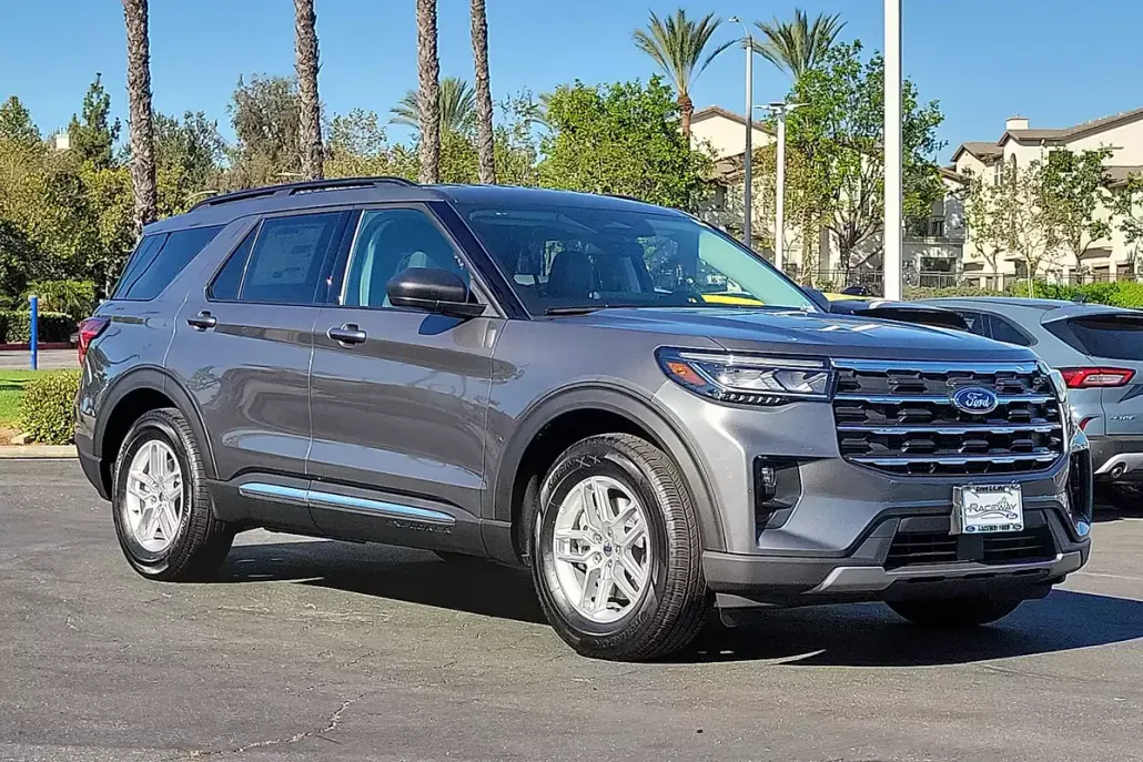 2025 Ford Explorer photo 1